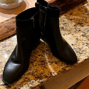 ANNE KLEIN ANKLE BOOT